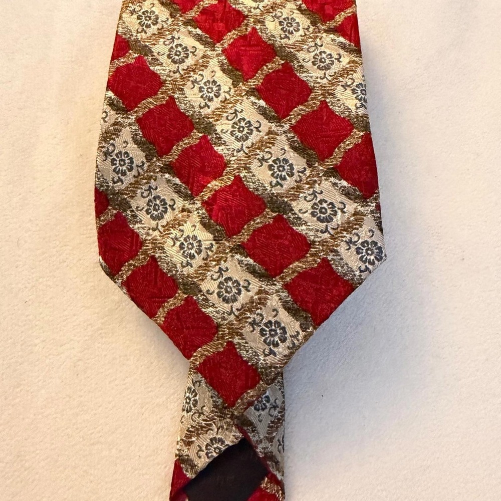 Claiborne Elegant Red and‎ Gold Patterned Tie